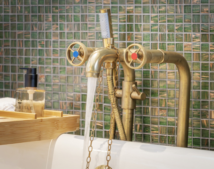  A running bathtub in a cabin at Fingal.