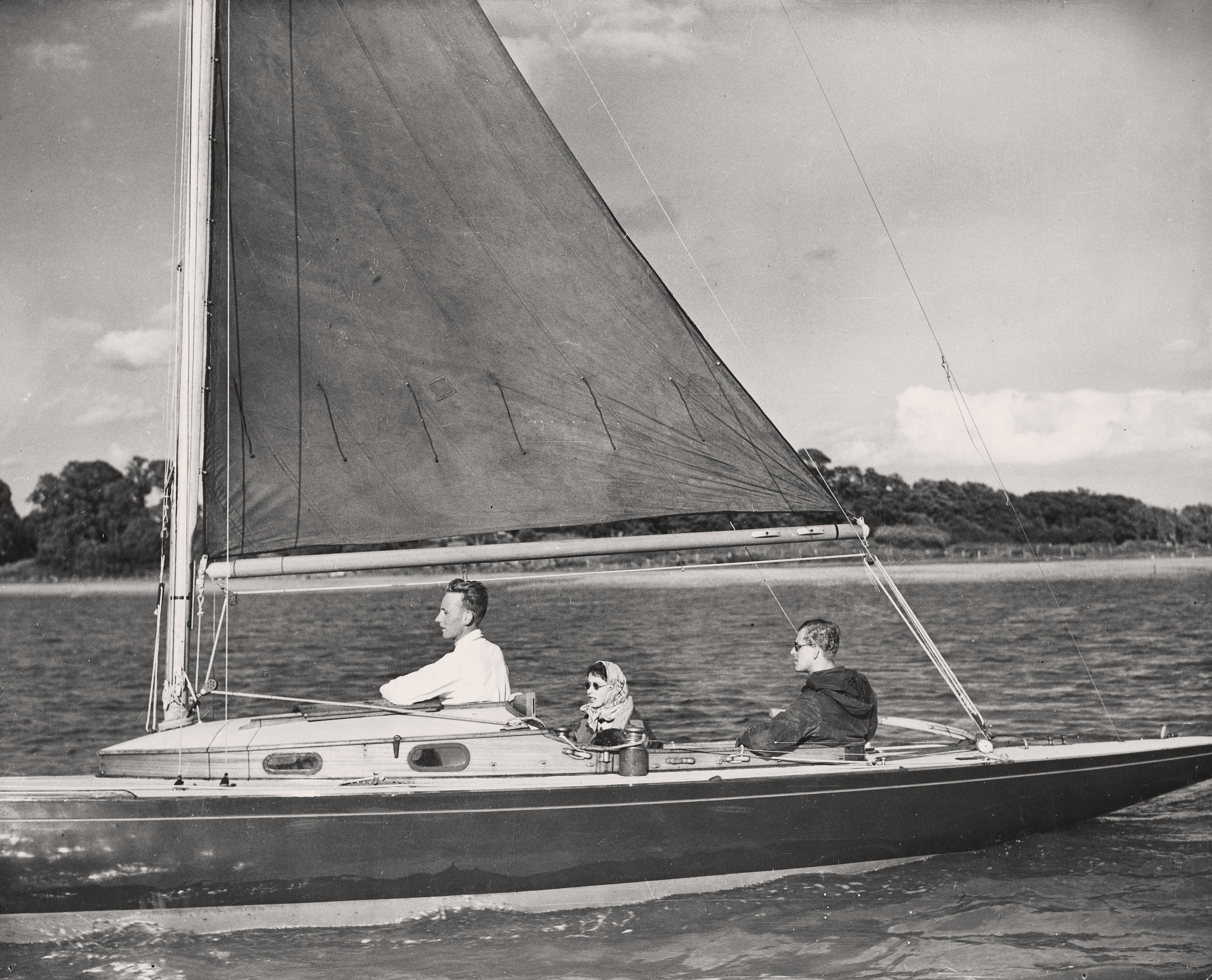 1949 HM Queen Elizabeth in her Dragon class yacht Bluebottle on the Beaulieu River, Prince Ph.jpg